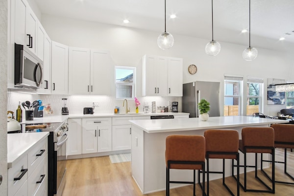 Casa (4 Bedrooms) | Cocina privada | Microondas, horno, cafetera o tetera y mesa de comedor