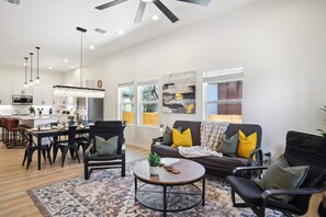 獨棟房屋 (4 Bedrooms) | 起居區 | 50-吋電視，提供數位頻道