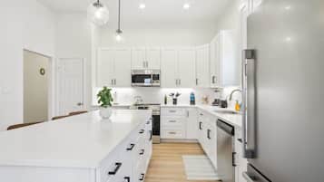 Maison (4 Bedrooms) | Cuisine privée | Micro-ondes, four, cafetière/bouilloire, tables à manger