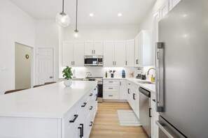 House (4 Bedrooms) | Private kitchen | Microwave, oven, coffee/tea maker, dining tables