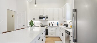 Sleek 4br/3ba Urban Living w/ Downtown Views!