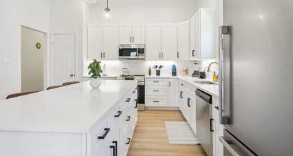 Sleek 4br/3ba Urban Living w/ Downtown Views!