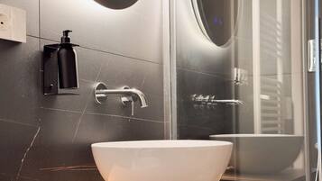 Douche, sĂšche-cheveux, bidet, serviettes fournies