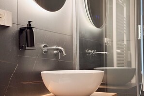 Dusche, Haartrockner, Bidet, Handtücher