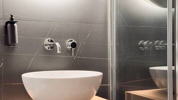 Dusche, Haartrockner, Bidet, Handtücher