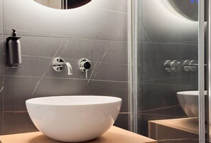 Dusche, Haartrockner, Bidet, Handtücher