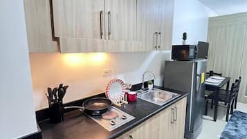 Appart'hôtel Confort, balcon, vue piscine | Cuisine privée | Micro-ondes, plaque de cuisson, lave-vaisselle