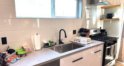 Art Deco Spacious 4 Bedroom Townhome