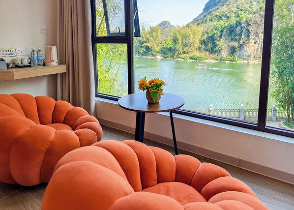 Chambre supérieure double | Décor unique, ameublement unique, bureau