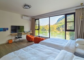 Chambre supérieure double | Décor unique, ameublement unique, bureau