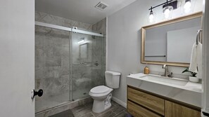 Shower, hair dryer, towels, soap - Cozy Family Home - Self Check In (Clovis)