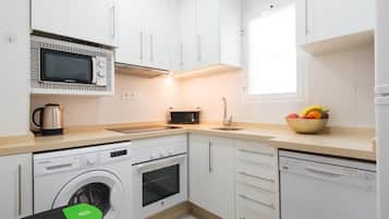 Een koelkast, een magnetron, een oven, een vaatwasser