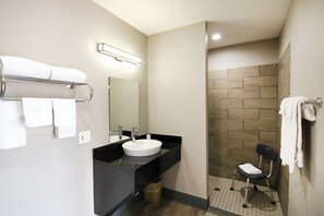Amenidades de baño gratuitas, secadora de cabello, toallas 