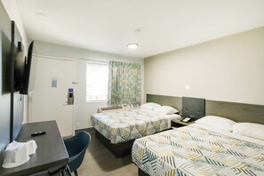 Desk, iron/ironing board, free WiFi, bed sheets - Home 6 by Townhouse Topeka KS I 70 (Topeka)