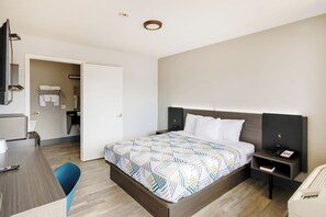 Desk, iron/ironing board, free WiFi, bed sheets - Home 6 by Townhouse Topeka KS I 70 (Topeka)