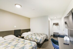 Habitación, 2 camas matrimoniales, para fumadores | Escritorio, tabla de planchar con plancha, wifi gratis y ropa de cama 