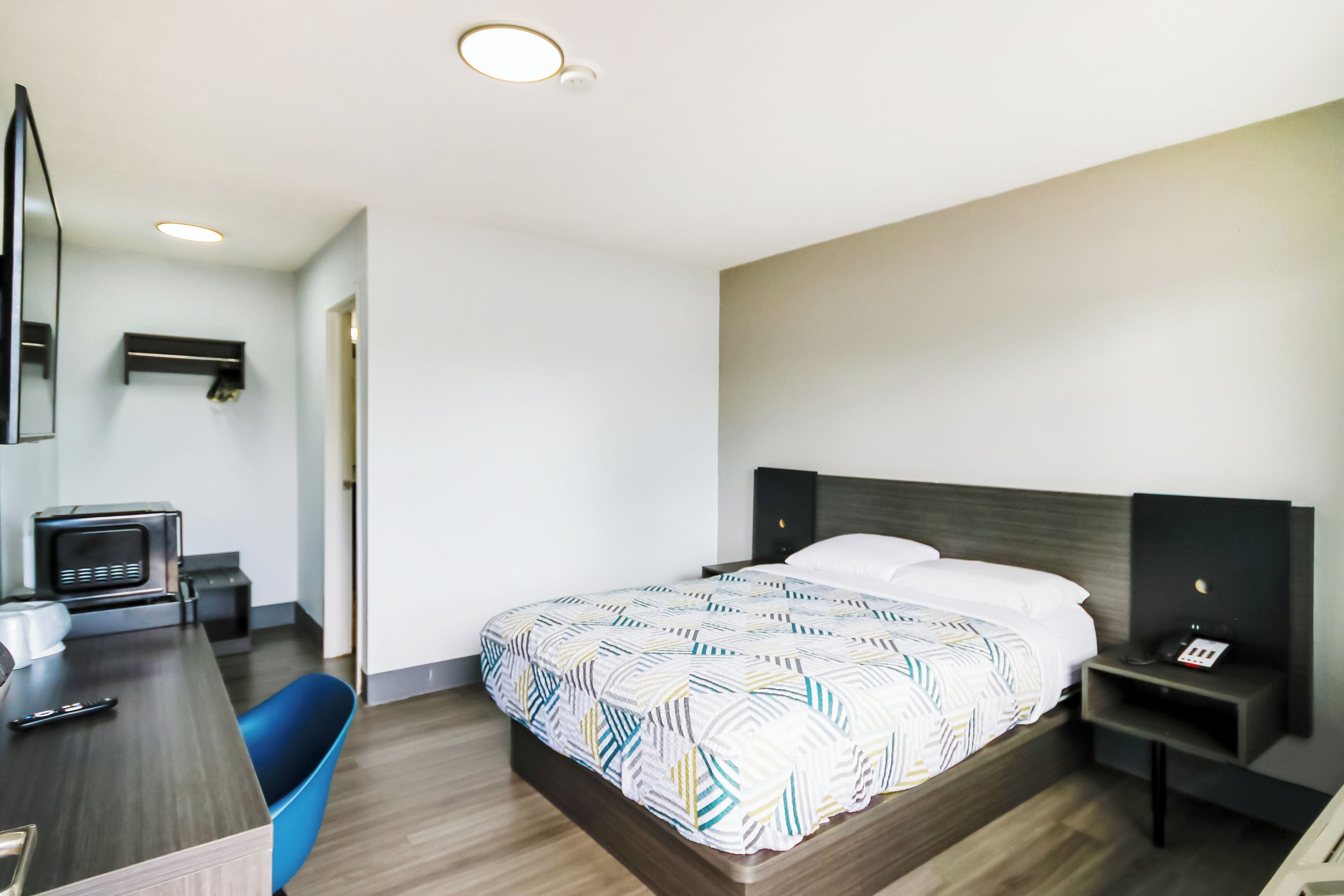 Kamer, 1 queensize bed, rolstoeltoegankelijk bad (Full Bed, Accessible) | Een bureau, een strijkplank/strijkijzer, gratis wifi, beddengoed