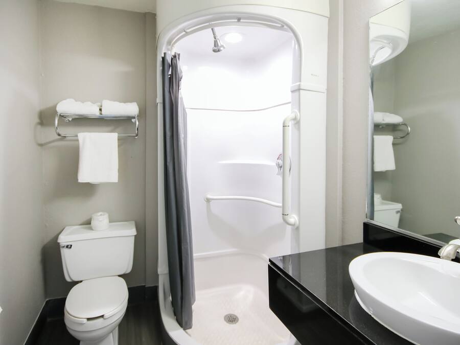 Gratis toiletartikelen, een haardroger, handdoeken