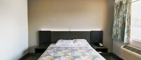 Queen Bed Smoking | Desk, iron/ironing board, free WiFi, bed sheets