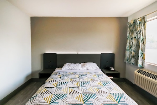 Chambre, 1 grand lit, fumeurs (Full Bed) | Bureau, fer et planche à repasser, Wi-Fi gratuit, draps fournis