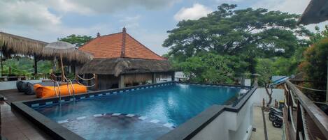 حمّام سباحة خارجي