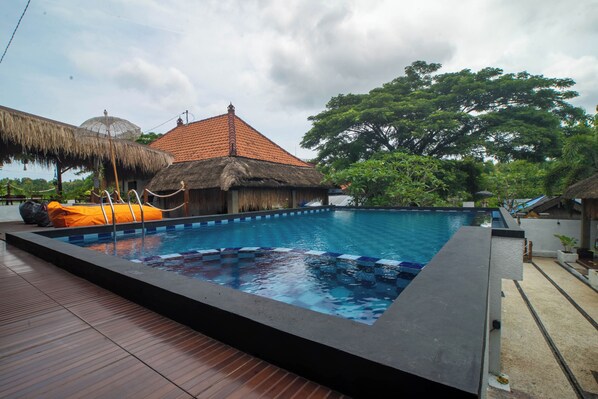 حمّام سباحة خارجي