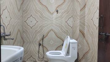 豪華雙人房 | 浴室 | 淋浴設備、免費盥洗用品、毛巾、肥皂