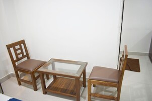 Deluxe Double Room | In-room dining