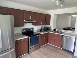 Fridge, microwave, oven, stovetop - Disney Getaway, 9 minutes from Disney (Kissimmee)