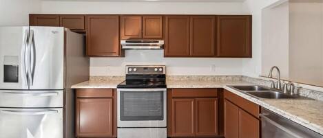 冷蔵庫、電子レンジ、オーブン、コンロ