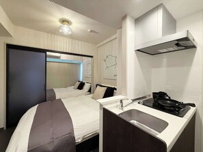 1 habitación, tabla de planchar con plancha, wifi y ropa de cama 