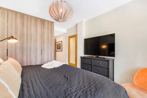 3 bedrooms, iron/ironing board, WiFi, bed sheets