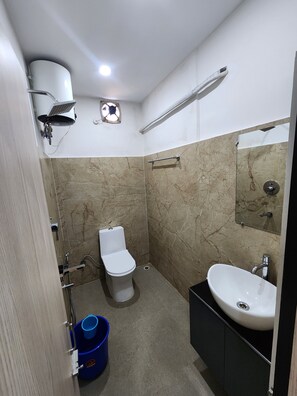 标准房 | 浴室 | 淋浴设施、拖鞋、毛巾、肥皂