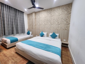 Quarto luxo | Cofres nos quartos, escrivaninha, espaço de trabalho para notebook