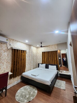 行政客房 | 客房内保险箱、办公桌、笔记本电脑工作区、隔音