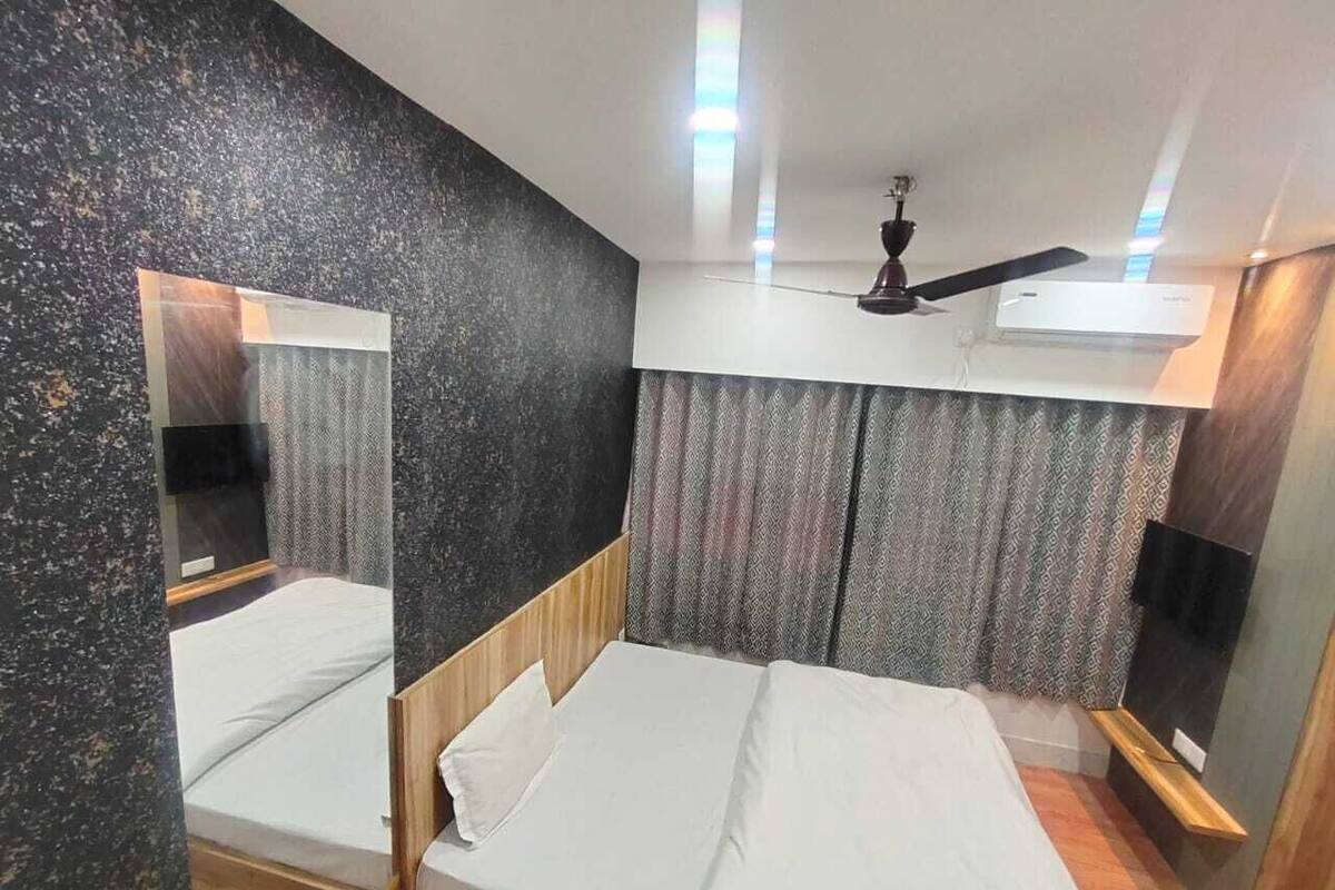 Executive Room | In-room safe, desk, laptop workspace, soundproofing