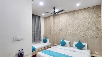 Deluxe Room | In-room safe, desk, laptop workspace, soundproofing