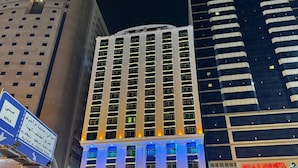 A multi-story hotel with illuminated windows and signage in Arabic. - Aseel Almisk Hotel (Makkah)