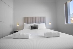 5 عدّة غرف نوم ومكواة/لوح كي وواي فاي وملاءات أسرّة