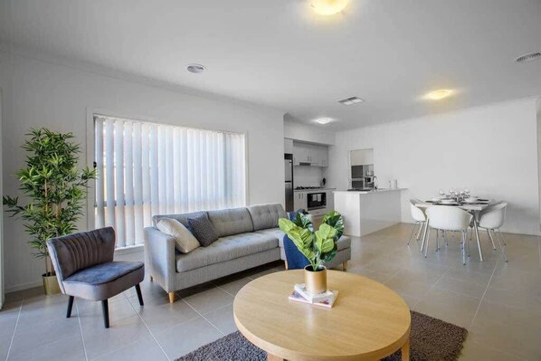 TV, offices - Cozy 5BR House - Discover Aviation History (Point Cook)