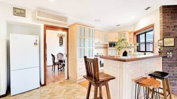 Køleskab, mikrobølgeovn, ovn, kogeplade