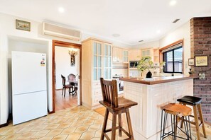 Køleskab, mikrobølgeovn, ovn, kogeplade