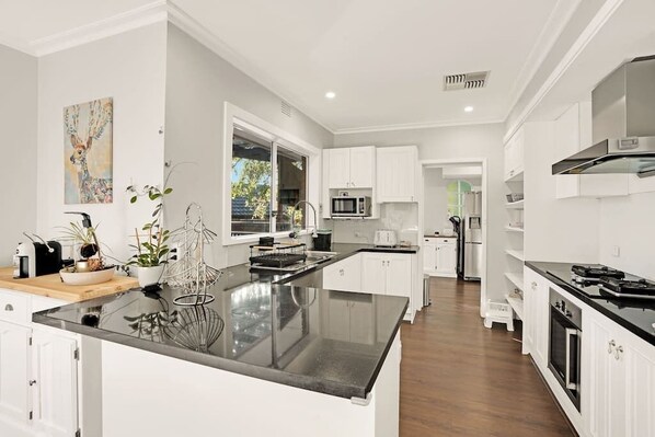 ثلاجة، ميكروويف، فرن، موقد طهي مسطح