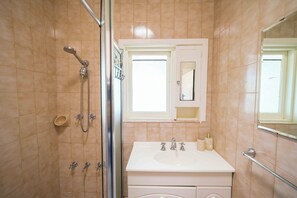 Doccia, asciugacapelli, asciugamani, sapone