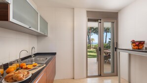 Una cocina moderna con un lavamanos, encimera y vistas al exterior a través de un ventanal.