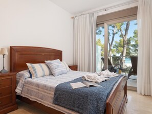 4 bedrooms, desk, iron/ironing board, free WiFi