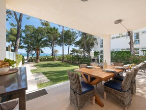 Outdoor dining - Exclusive Beachfront Villa in Alcudia with Jacuzzi (Alcudia)