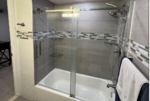 Sèche-cheveux, serviettes fournies, savon, papier toilette