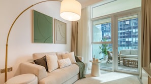 Luxury-Apartment, Balkon, Stadtblick | Wohnbereich