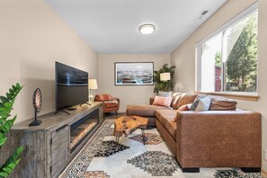 Smart TV, fireplace - Long Stays Welcome |Single Level Home w/Fireplace |Close to Silverwood, Restaurants & Hayden Lake! (Hayden)
